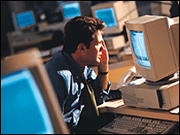 डेस्क पर बैठा एक व्यक्ति