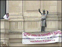 Jason Hatch vestido de Batman no Palácio de Buckingham