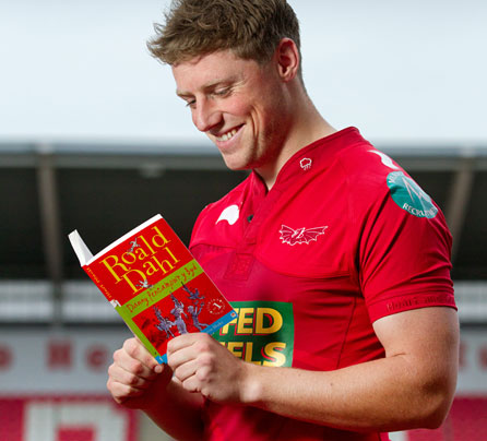 Rhys Priestland reading Roald Dahl's classic Danny Champion Of The World in Welsh, Danny Pencampwr Y Byd