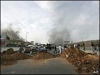 Caminhões do Hezbollah descarregaram montes de terra para bloquear principais avenidas da capital Beirute