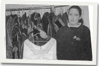 Gill yn arddangos un o'r gwisgoedd hardd