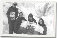 Mererid yn dal copi o papur Pawb, Catrin Edwards, Eleri a Menna Breese