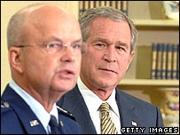 ژنرال مايکل هيدن ( چپ)، جرج بوش (راست)