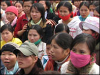 Các công nhân tham gia đình công - ảnh Tuổi Trẻ