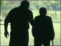 Ošetřovatel vede obyvatele hospicu