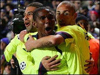 ساموئل اتو گل خود مقابل چلسی را با هم تيمی هايش جشن گرفت