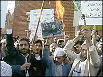 سلمان رشدی کے ناول کے خلاف برطانیہ میں مظاہرے(فائل فوٹو)