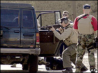 کارکنان يک شرکت خصوصی امنيتی حين انجام عمليات