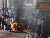 Manifestantes ateam fogo em carro em Kampala, Uganda