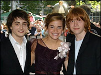 Radcliffe, Emma e Grint foram à pré-estréia do filme em Londres