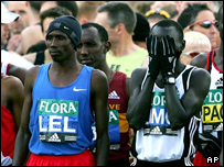 مارتین لل (راست) و فیلیکس لیمو بی تابانه در انتظار آغاز مسابقه