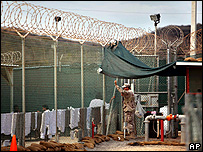 Militar americano conversa com preso em Guantánamo