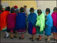 População de origem indígena faz fila para votar no plebiscito do Equador