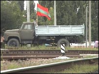 Фото з архіву: протестуючі блокують залізницю в Придністров'ї. Серпень 2004 року