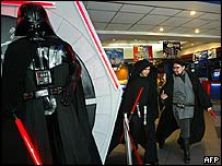 Fanoušci v kostýmech postav filmu Star Wars: Epizoda III