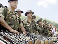 Soldados com artilharia