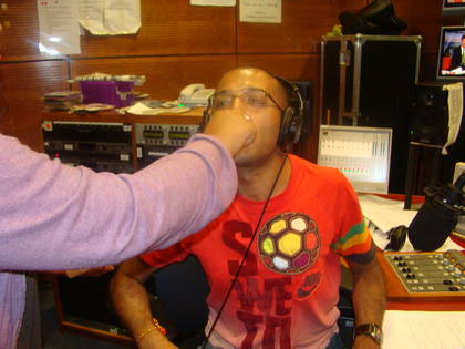 Sonal feeds adil a sweet