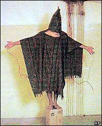 زندانی ابوغريب که سر او پوشيده شده است