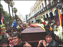 Enterro de manifestante em Cochabamba
