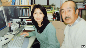 山本的父親（右）是《朝日新聞》的退休記者（資料照片，1998）。