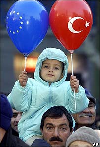 Babasının omzunda Türk ve Ab bayraklı balonlarla bir ço