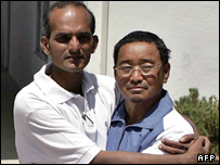 دو شهروند آزاد شده نپالی و هندی در هرات