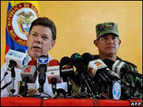 Ministro colombiano da Defesa e o chefe das Forças Armadas, Gen. Padilla, pedem desculpas por uso do símbolo da CV