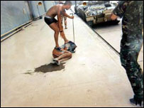 Suposto abuso cometido por soldado britânico contra preso iraquiano