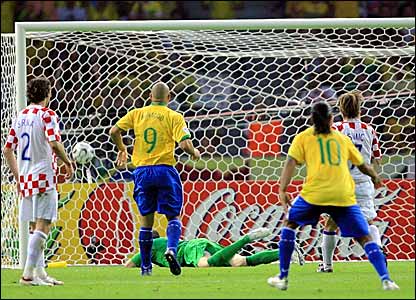 Ronaldo (số 9) và Ronaldinho (số 10) nhìn bóng đi vào lưới