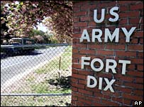 یکی از ورودی های پایگاه فورت دیکس در نیوجرسی