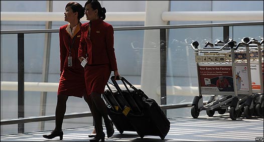 兩名國泰航空乘務員走進香港國際機場航站樓（10/3/2010）