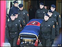 Ushtarë të Trupave Mbrojtëse të Kosovës duke mbajtur arkivolin e presidentit Rugova