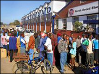 صف خریداران نان در زیمبابوه