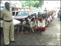 مسلم اکثریتی علاقوں میں پولیس رہائشی علاقوں کے علاوہ ہوٹلوں اور لاجز کی بھی تلاش لے رہی ہے۔