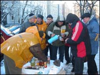 Демонстрантам принесли поїсти - фото Анастасії Зануди