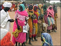 آوارگان دارفور در صف دريافت آذوقه