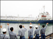 Sul-coreanos acompanham a partida do navio com óleo combustível rumo à Coréia do Norte