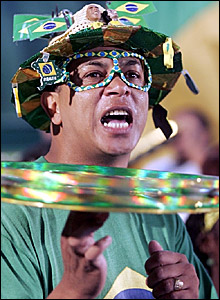 Một cổ động viên Brazil trước trận đấu