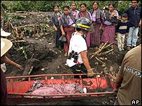 مدادگران در حال حمل جسد يک کودک