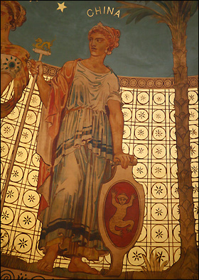 在楼梯上方的房顶也绘制了同样的图案，一名外交部官员推测可能是当年的英国设计师本想画一条龙，但却走了样。