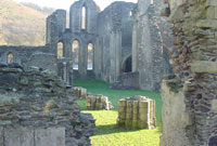 Abaty Glyn y Groes, ger Llangollen, lle claddwyd Guto'r Glyn