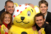 Y cyflwynwyr gyda Pudsey