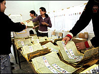 برگه های رای در يک حوزه انتخاباتی آماده می شوند