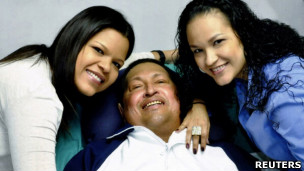 O presidente da Venezuela, Hugo Chávez, e suas filhas, Rosa Virginia (à direita) e Maria, em Havana (Foto: Reuters)