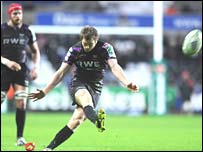 Dan Biggar yn cicio'r GWeilch i fuddugoliaeth