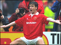 Mark Hughes yn dathlu ar ôl sgorio i Manchester United yn rownd derfynol 1994