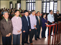 Các bị cáo tại phiên tòa (ảnh của báo Thanh Niên)