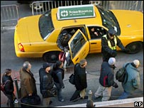 ہڑتال کی وجہ سے لوگ ٹیکسیوں میں جا رہے ہیں