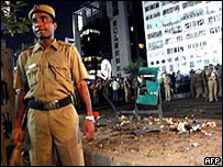 Policial patrulha imediações das explosões