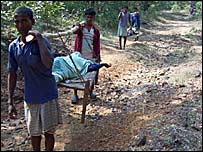 शवों को ले जाते ग्रामीण